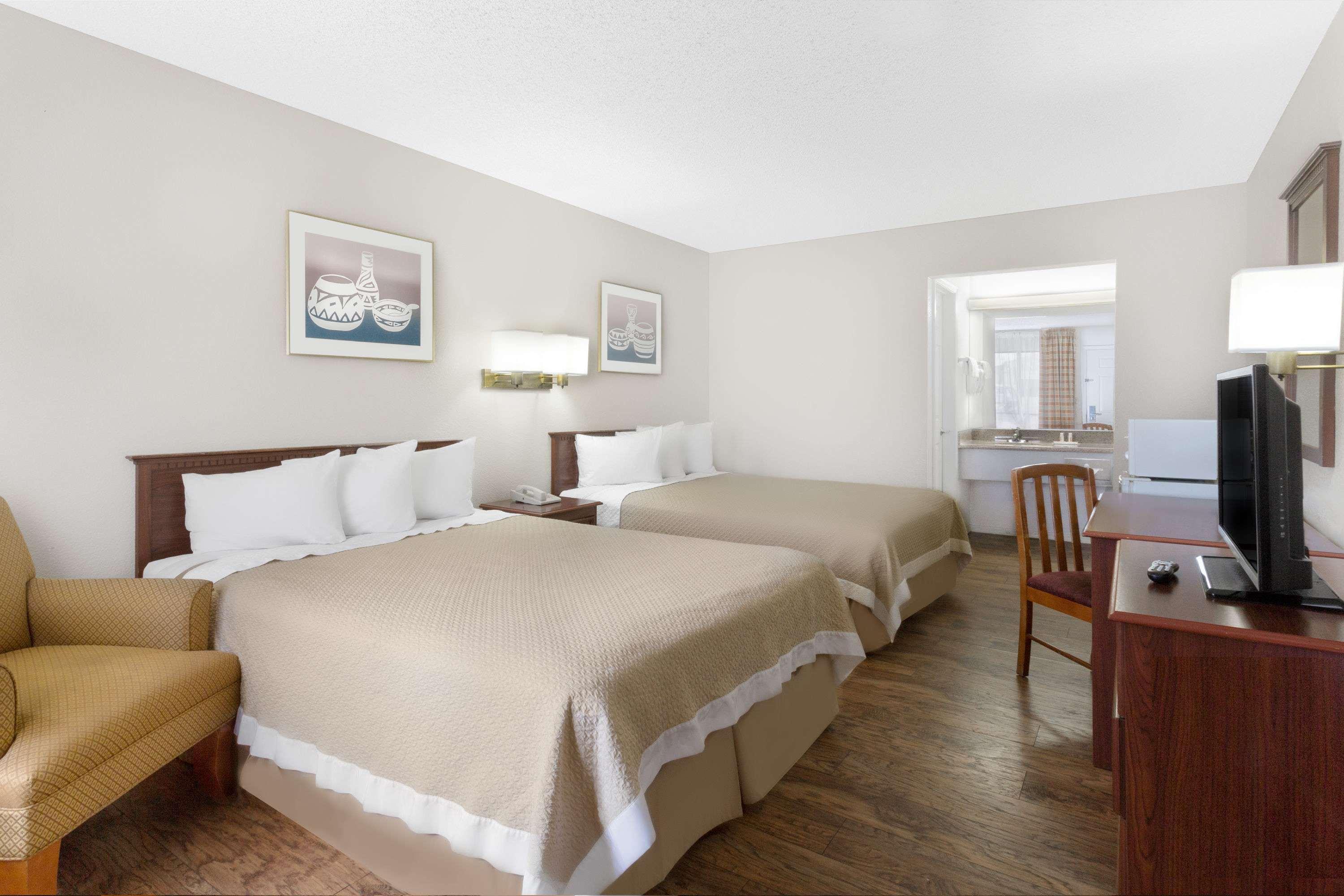 Days Inn By Wyndham Kingman West Екстериор снимка