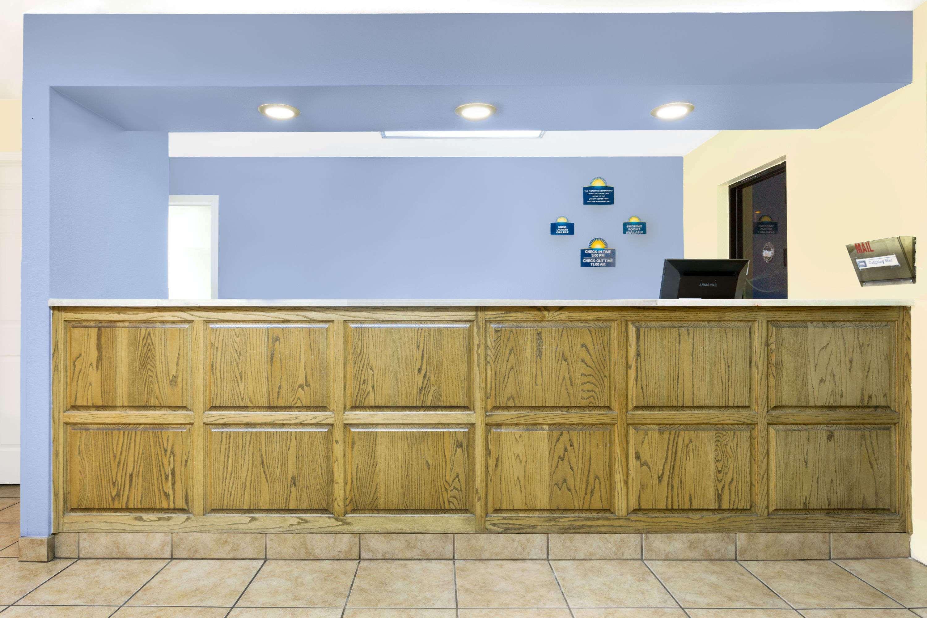 Days Inn By Wyndham Kingman West Екстериор снимка