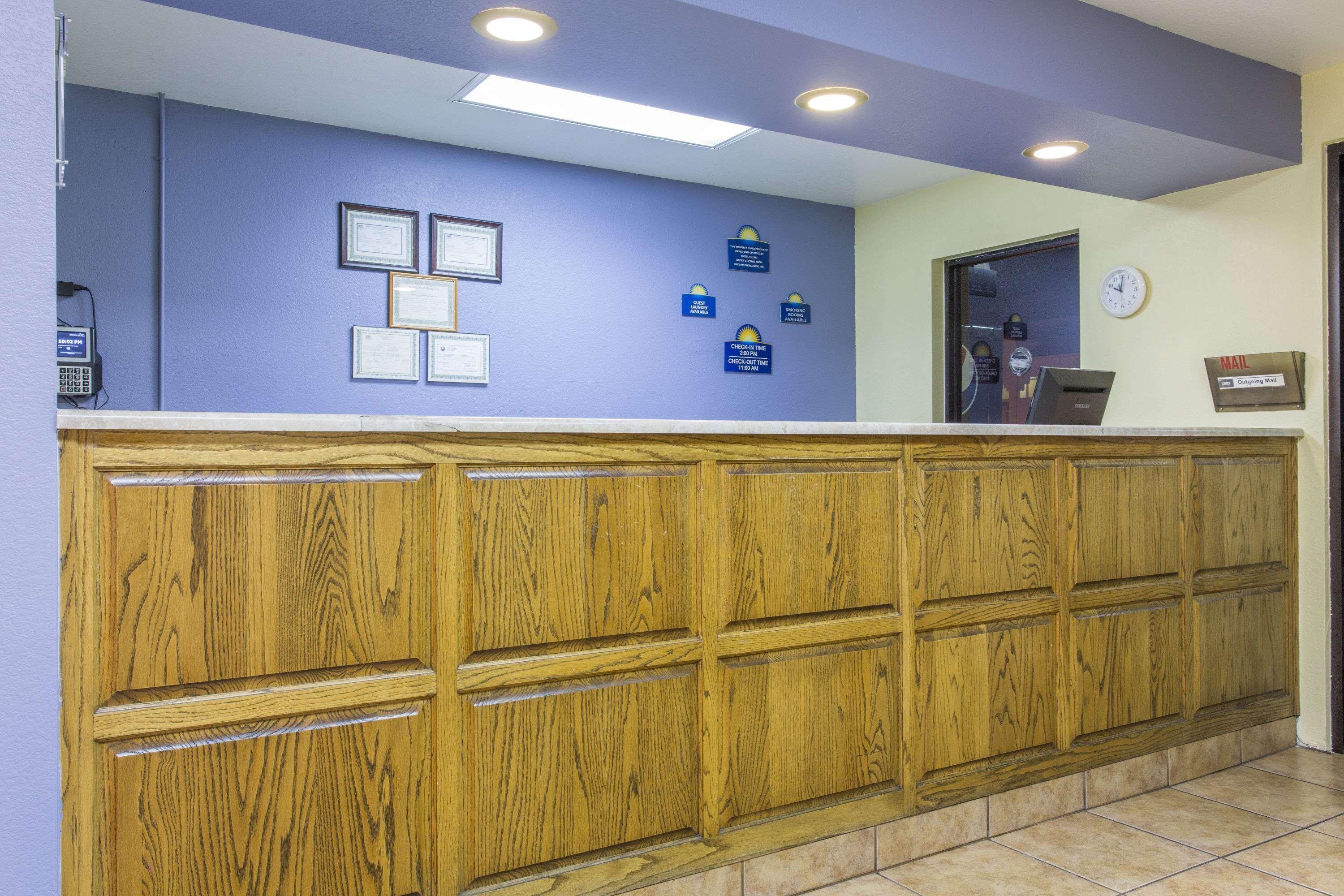 Days Inn By Wyndham Kingman West Екстериор снимка