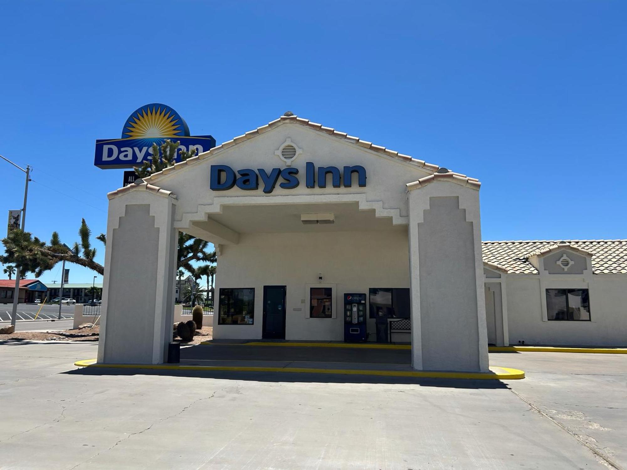 Days Inn By Wyndham Kingman West Екстериор снимка